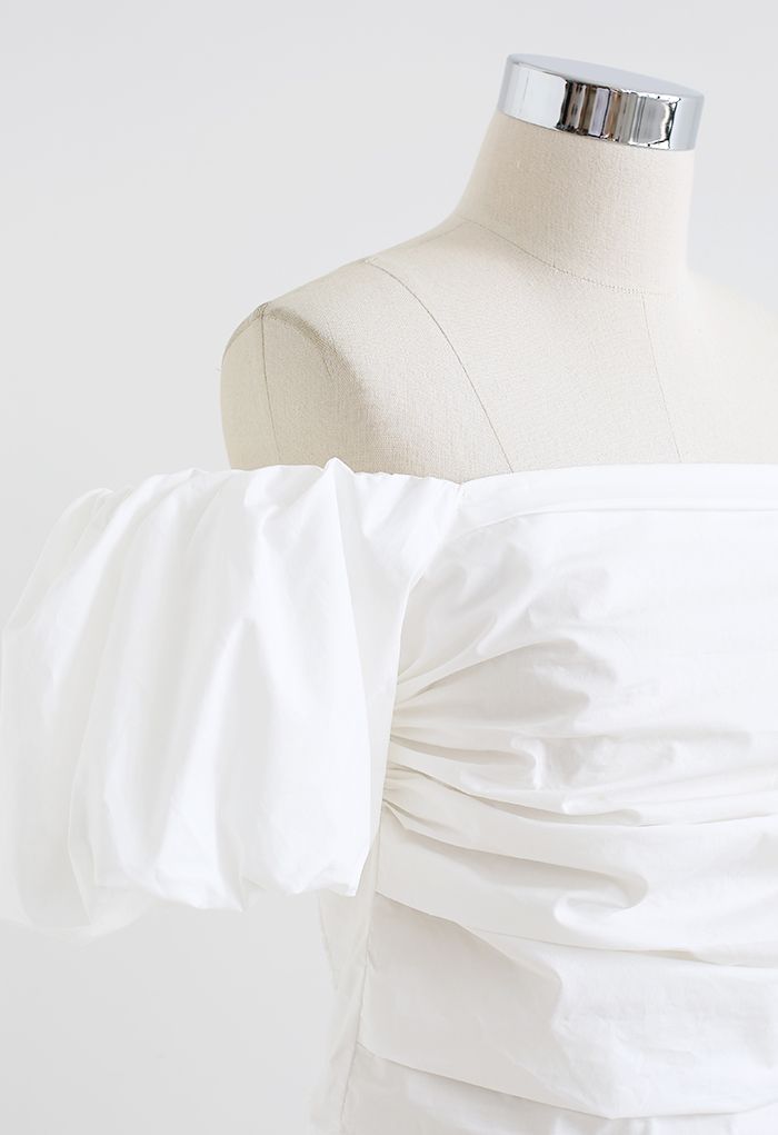 Top corto de algodón con hombros descubiertos y manga farol en blanco