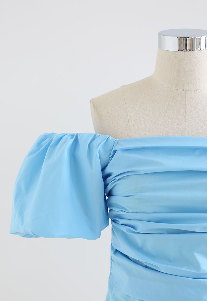 Top corto de algodón con hombros descubiertos y manga farol en azul