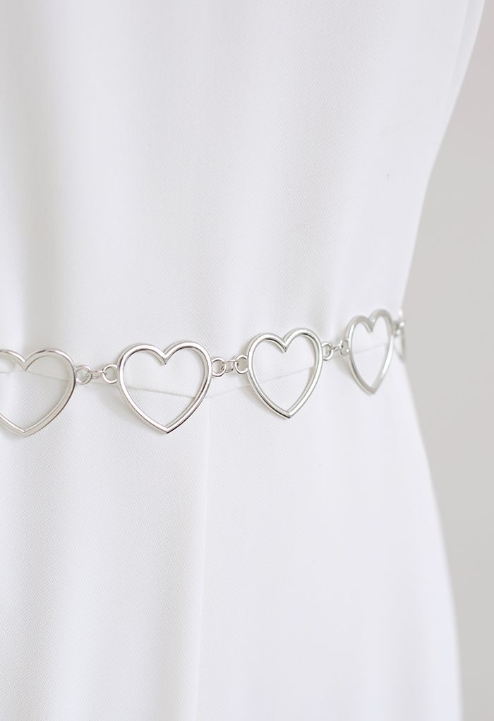 Cinturón de cadena de metal con forma de corazón plateado