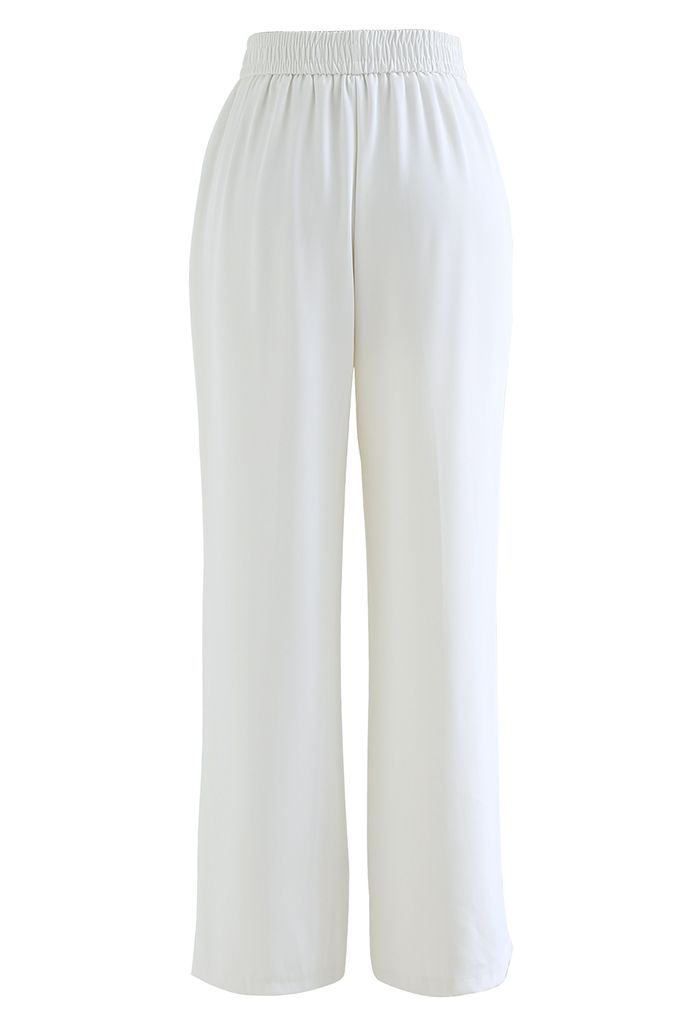 Pantalones con bolsillos de pernera recta y triple costura en blanco