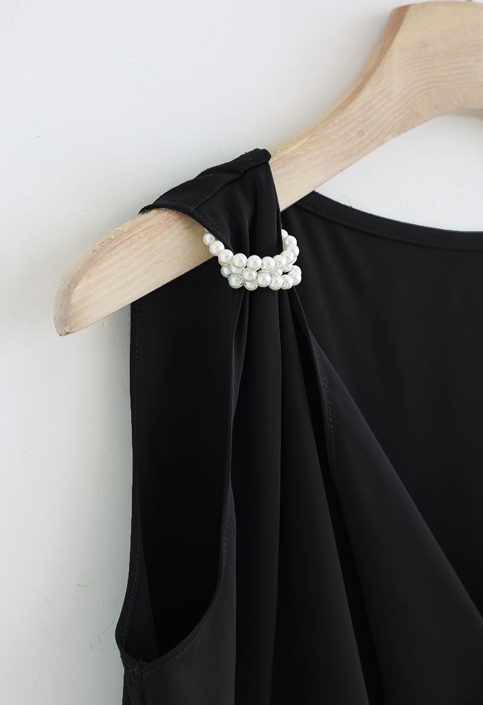 Top sin mangas con cuello de volante decorado con perlas en negro