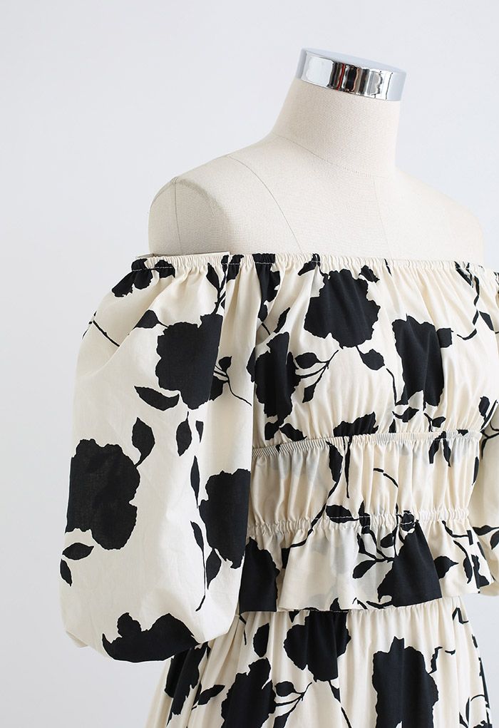 Conjunto de falda y top corto floral con hombros descubiertos en negro