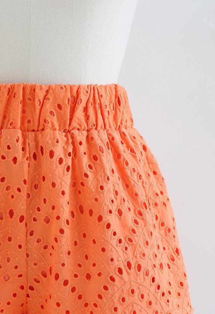 Shorts con dobladillo en zigzag con ojales completos en naranja