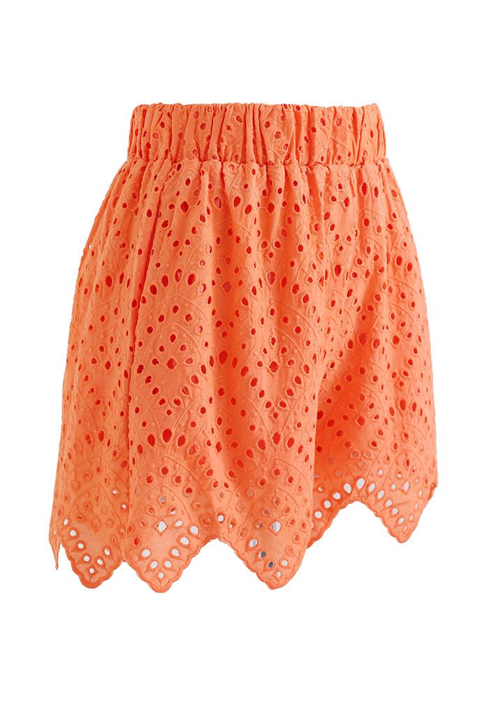 Shorts con dobladillo en zigzag con ojales completos en naranja