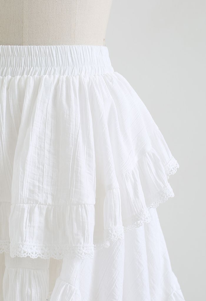 Minifalda pantalón asimétrica con borde de encaje en blanco