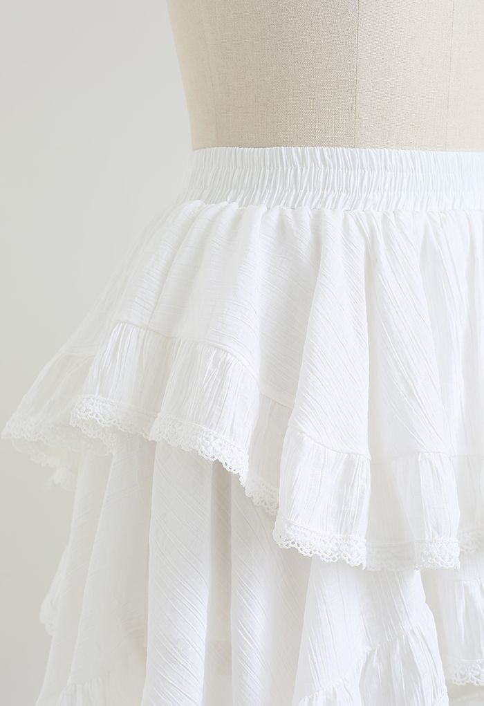 Minifalda pantalón asimétrica con borde de encaje en blanco