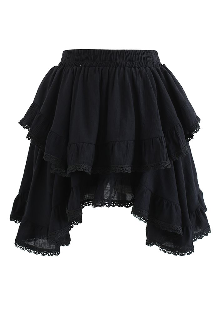 Minifalda pantalón asimétrica con borde de encaje en negro