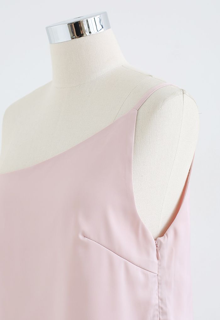 Elegante top de tirantes de satén con un solo hombro en rosa