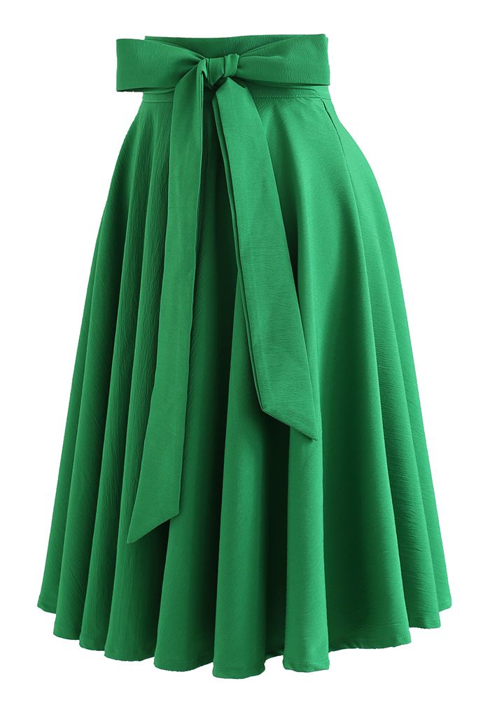 Falda a media pierna con dobladillo acampanado y lazo en la cintura en verde