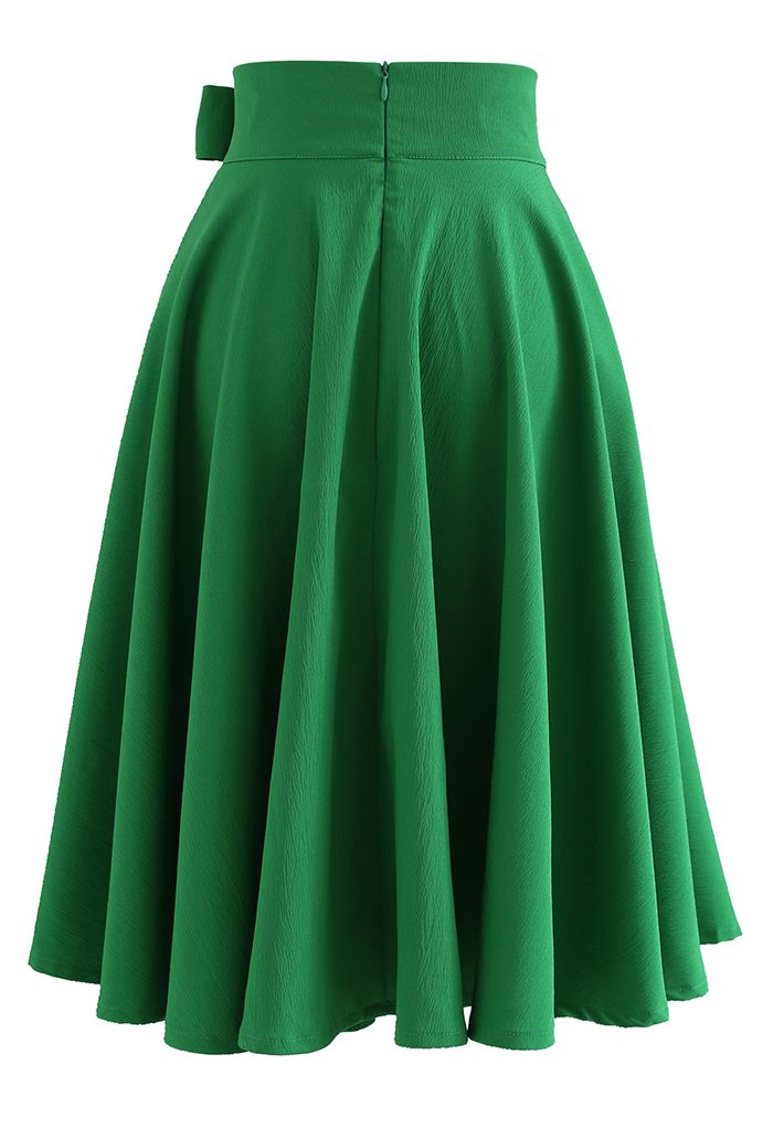 Falda a media pierna con dobladillo acampanado y lazo en la cintura en verde