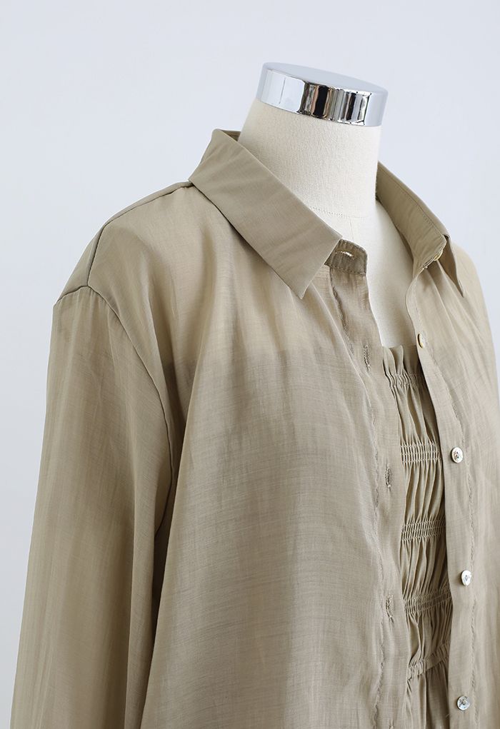 Conjunto de camisa y mono corto fruncido con cuello anudado en caqui