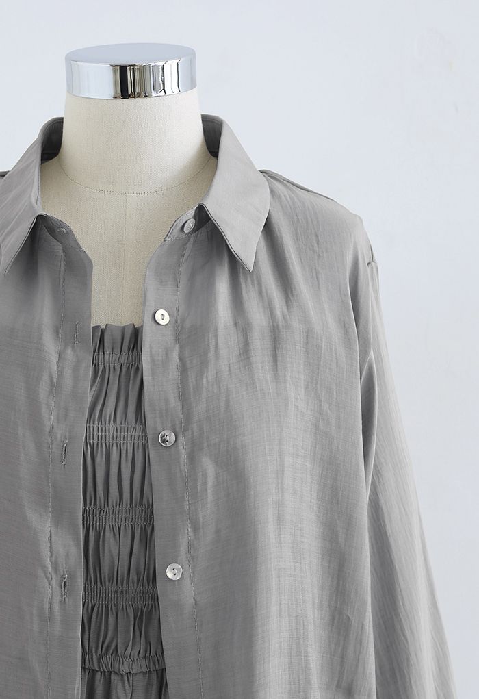 Conjunto de camisa y mono corto fruncido con cuello anudado en gris