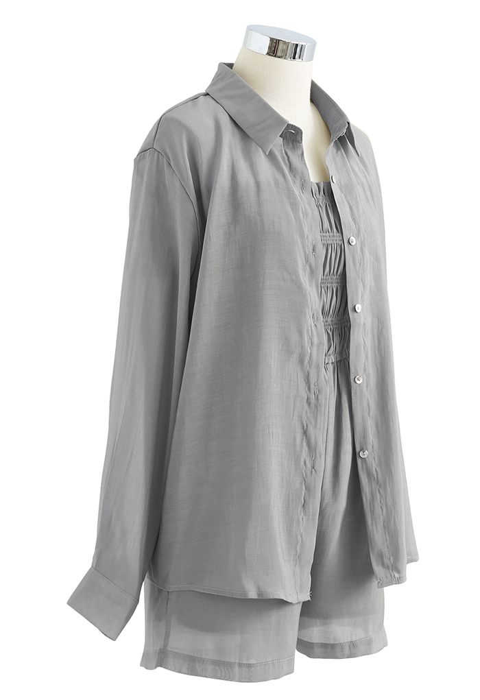 Conjunto de camisa y mono corto fruncido con cuello anudado en gris