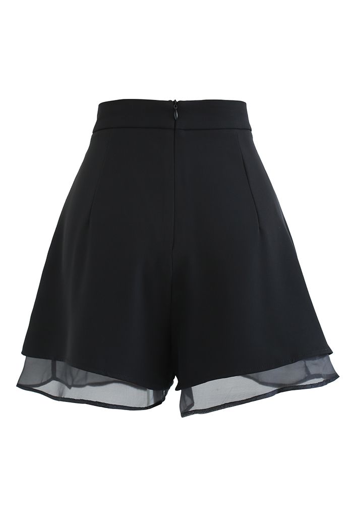 Shorts drapeados con forro de organza en niveles en negro