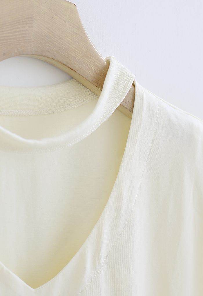 Camiseta de algodón sin mangas con cuello en V y gargantilla en color crema