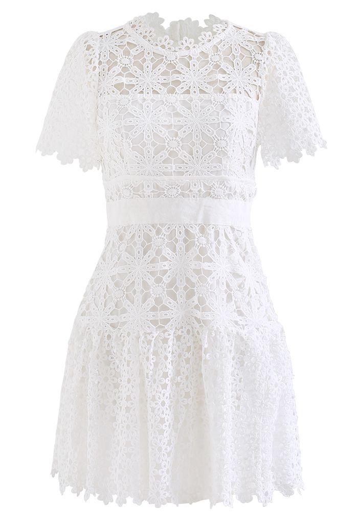 Sofisticado mini vestido floral de ganchillo en blanco