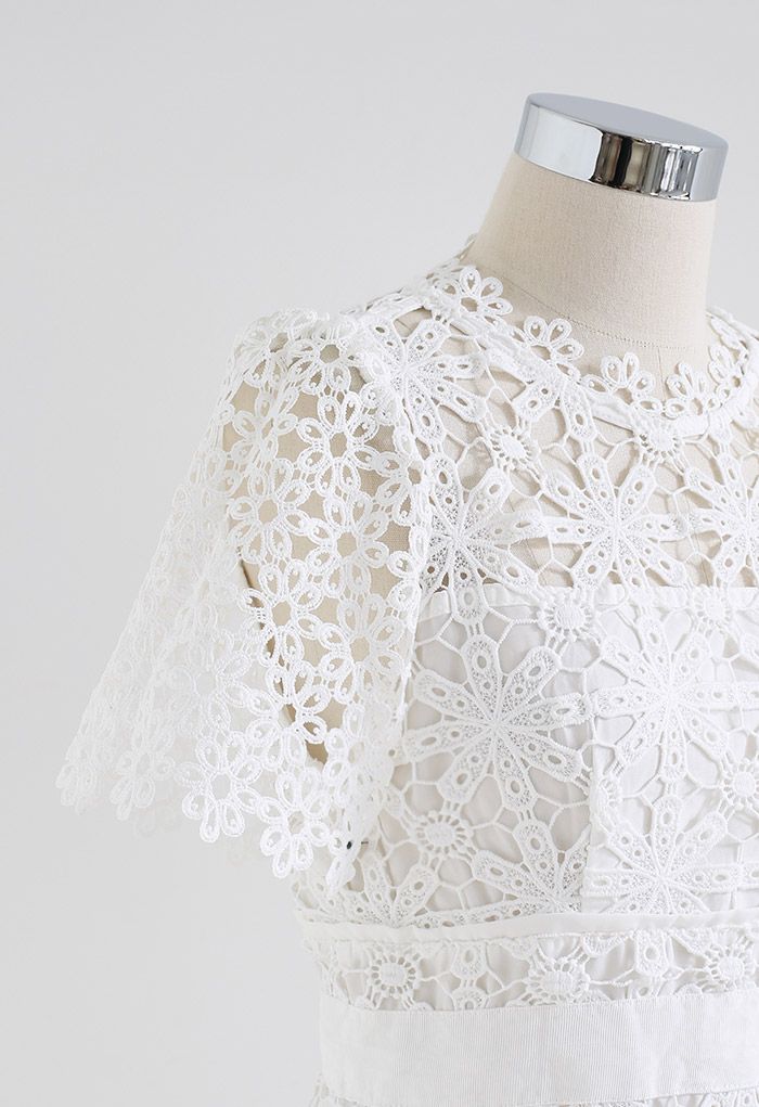 Sofisticado mini vestido floral de ganchillo en blanco