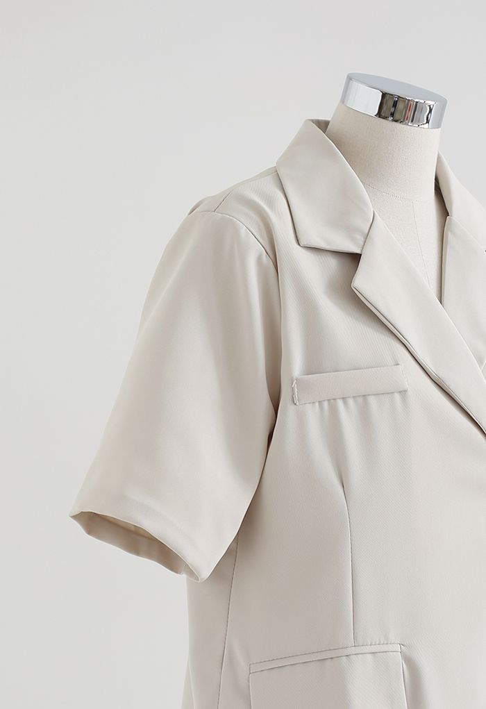 Conjunto de chaqueta y pantalones cortos texturizados con hombros acolchados y bolsillos en color crema