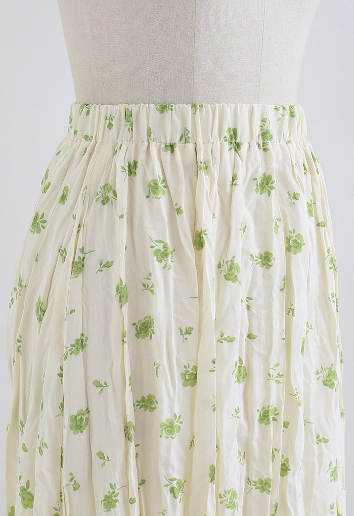 Falda con abertura fruncida con estampado de ramo de rosas en color crema