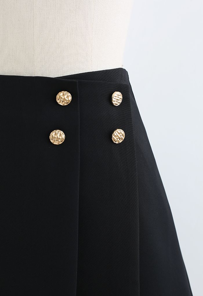 Falda pantalón con botones dorados y solapa en negro