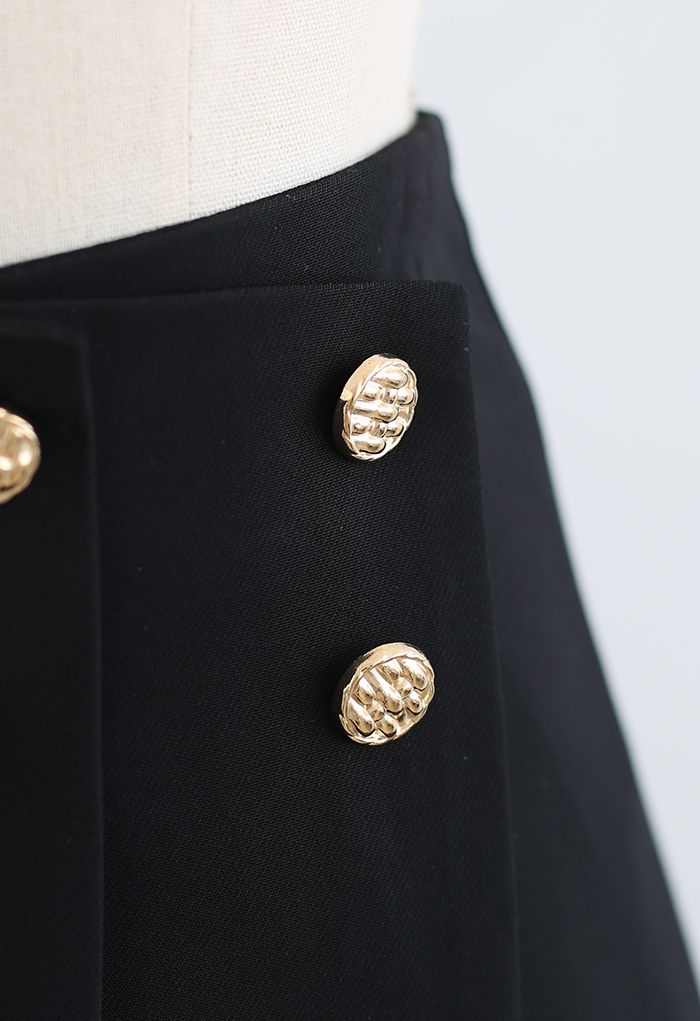 Falda pantalón con botones dorados y solapa en negro