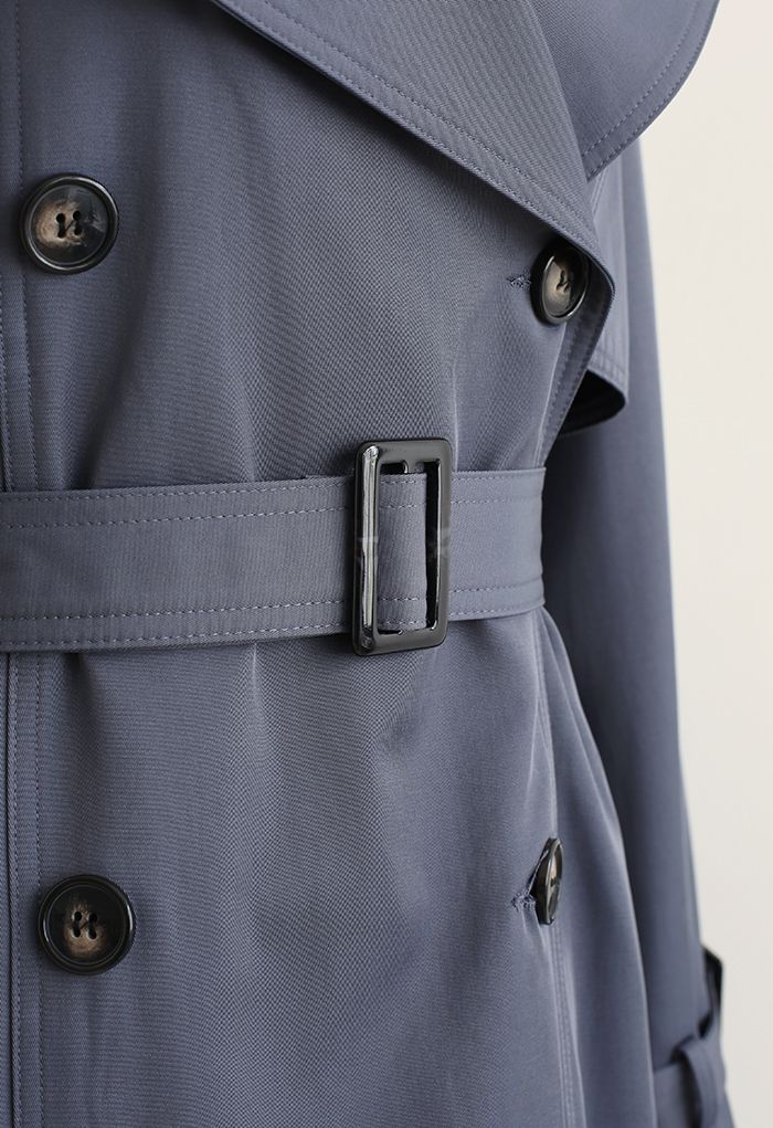 Gabardina con cinturón y doble botonadura en color humo