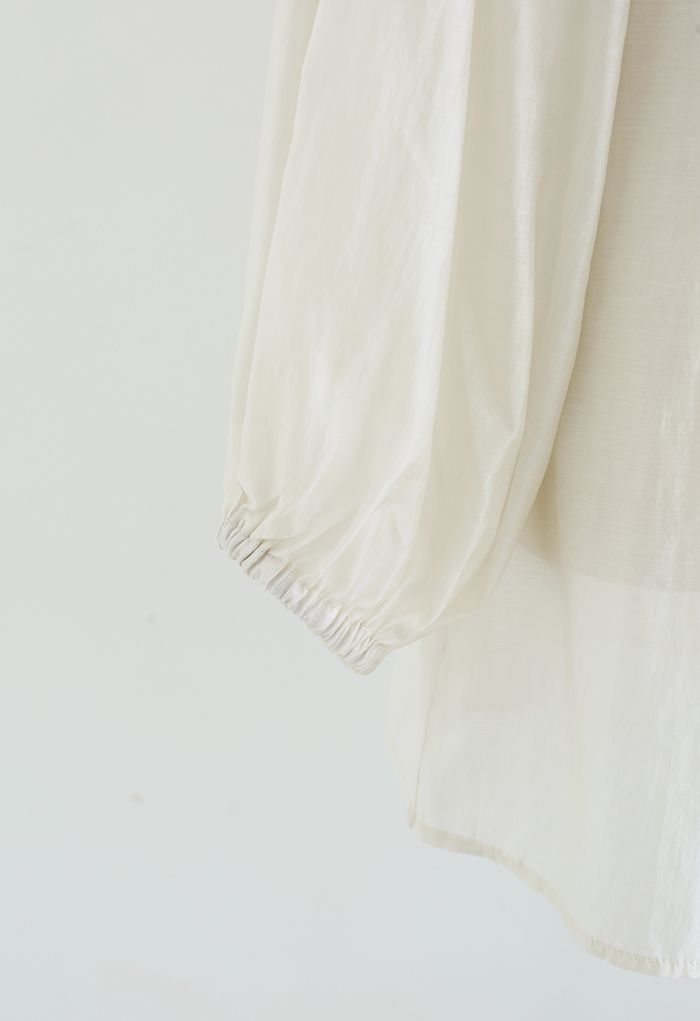 Camisa larga semitransparente con mangas abullonadas en marfil