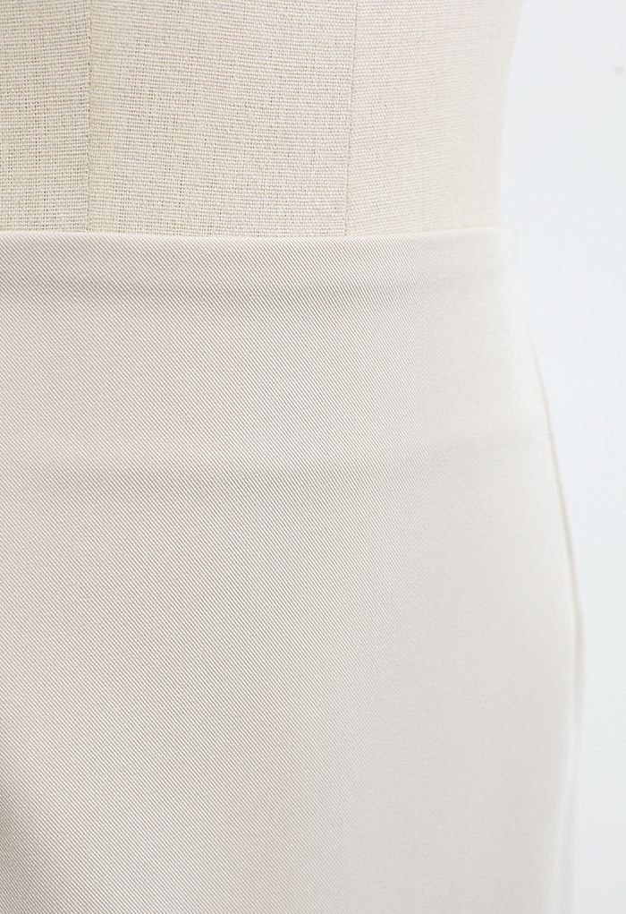 Falda lápiz asimétrica con abertura en el bajo en marfil