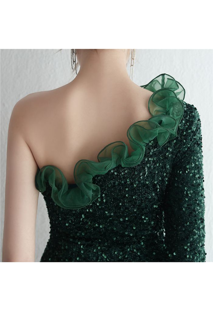 Vestido de lentejuelas con ribete de organza de un hombro en esmeralda