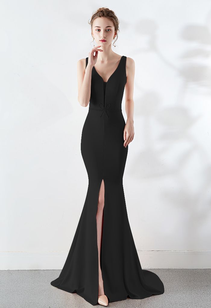 Vestido de satén de sirena dividido con lazo de pedrería en negro