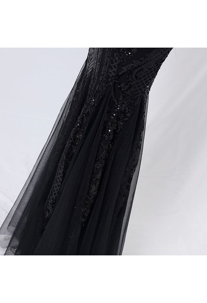 Vestido de malla con lentejuelas y entramado floral de un hombro en negro