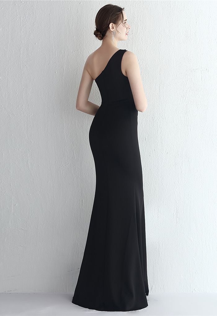 Vestido con abertura de un hombro recortado en negro