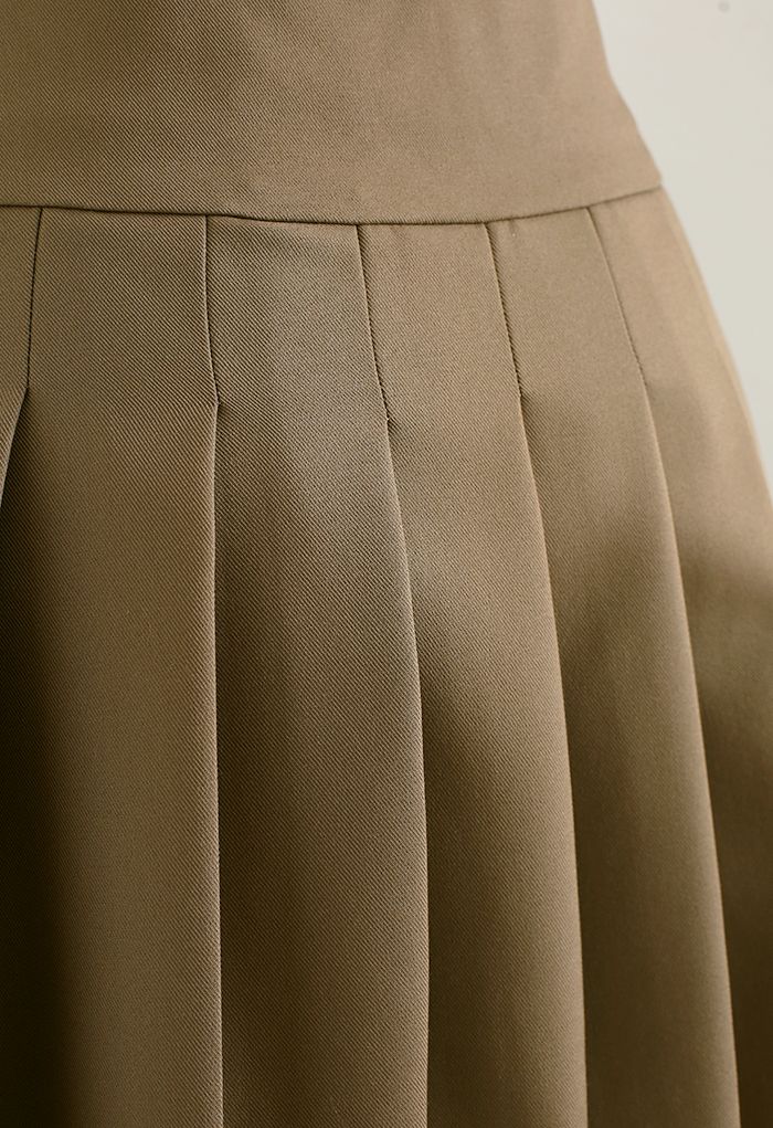 Minifalda plisada con botones en forma de corazón en marrón