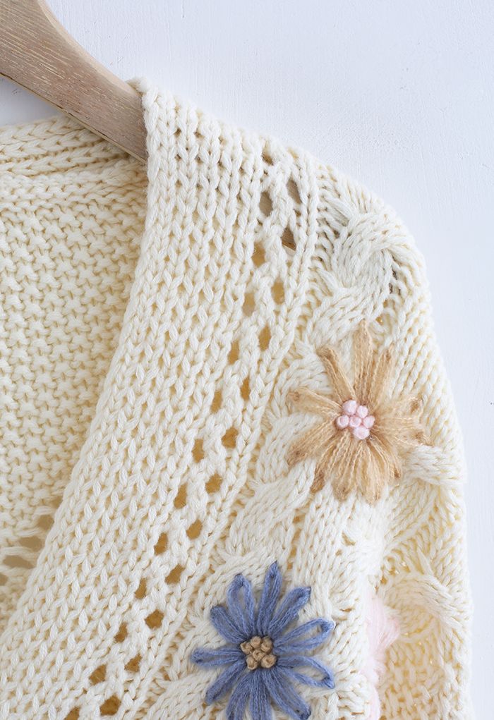 Cárdigan tejido a mano trenzado con flores cosidas en color crema