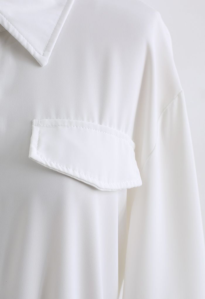 Camisa fluida holgada con cinturón de hebilla en blanco