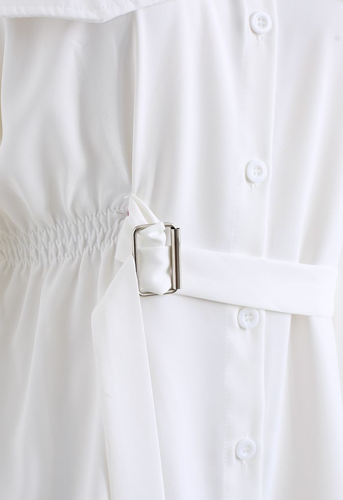 Camisa fluida holgada con cinturón de hebilla en blanco
