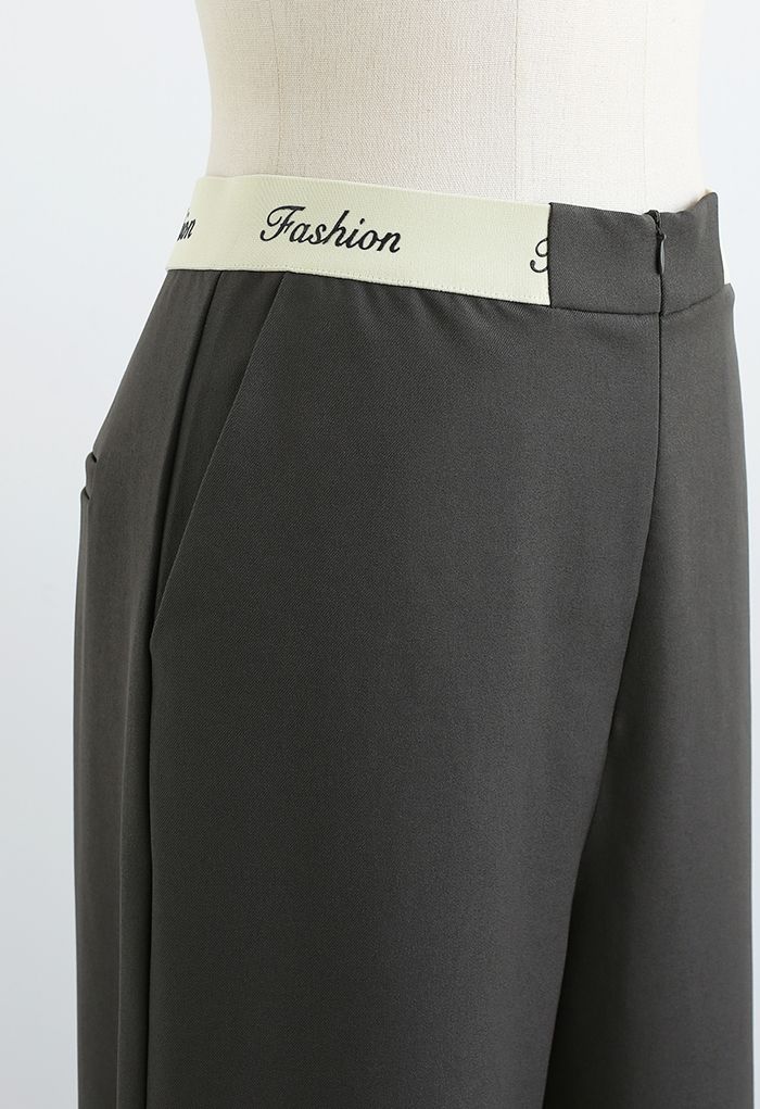 Pantalones rectos con cintura en contraste en gris topo