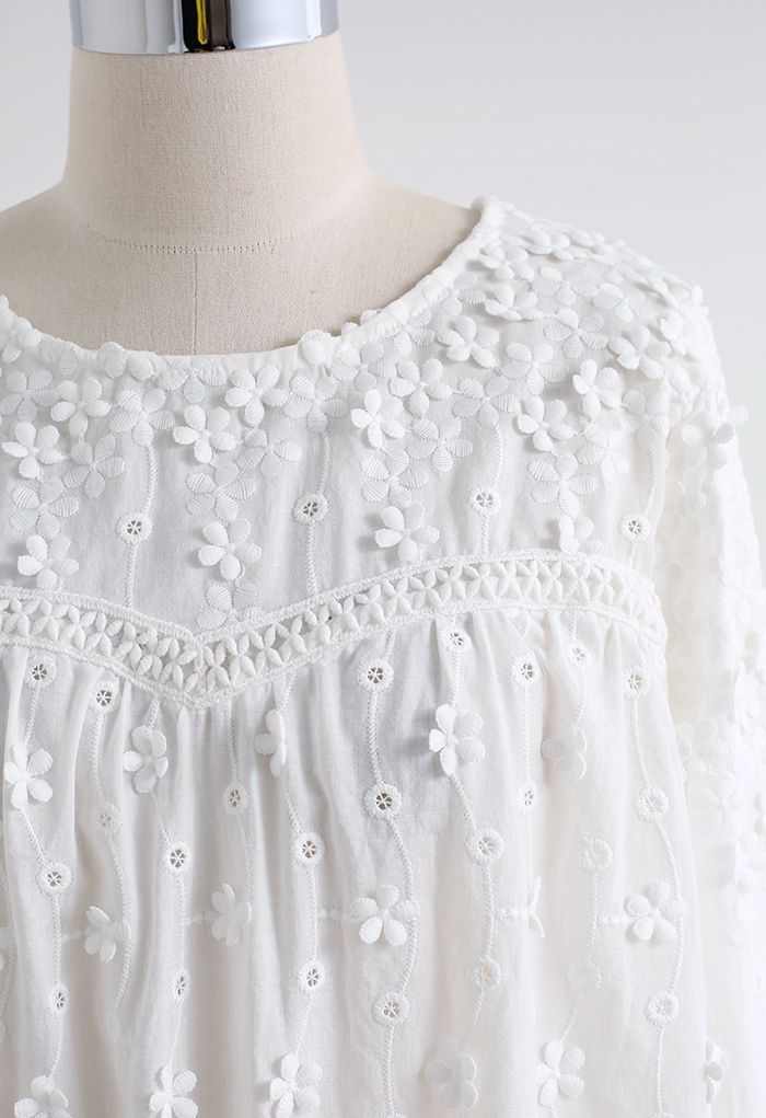 Camisa holgada con bordado floral en 3D en blanco