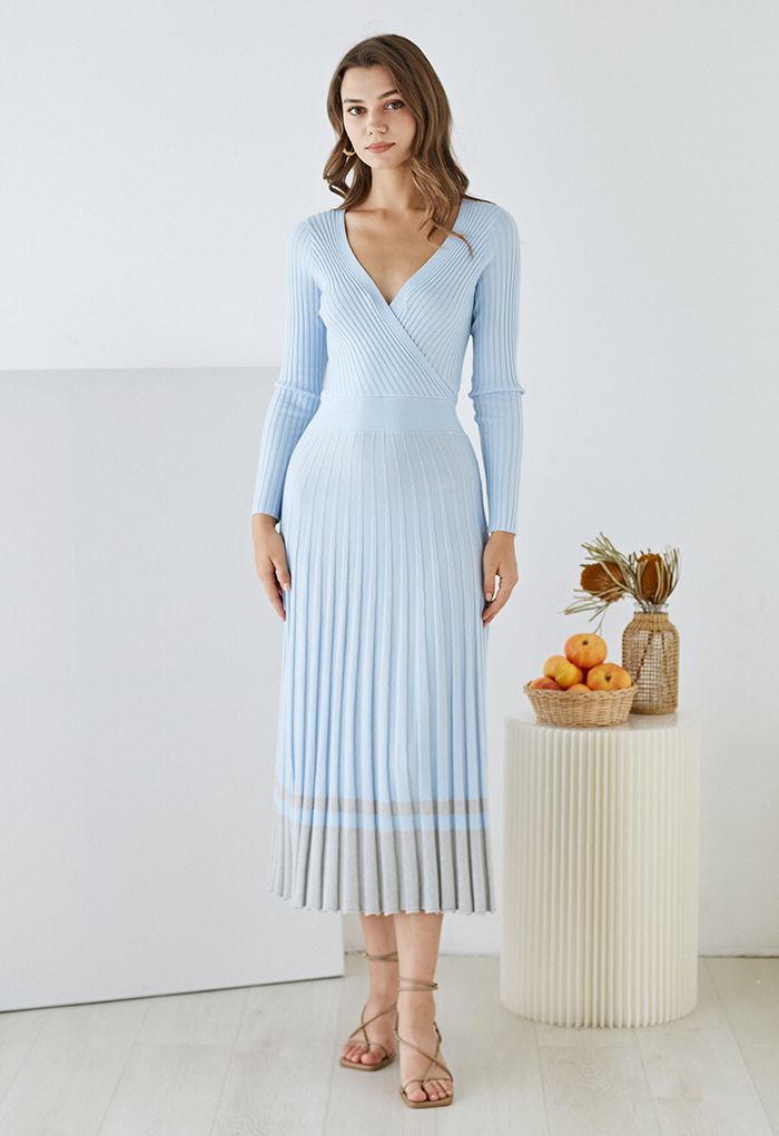 Vestido midi cruzado con dobladillo en contraste de punto suave en azul bebé