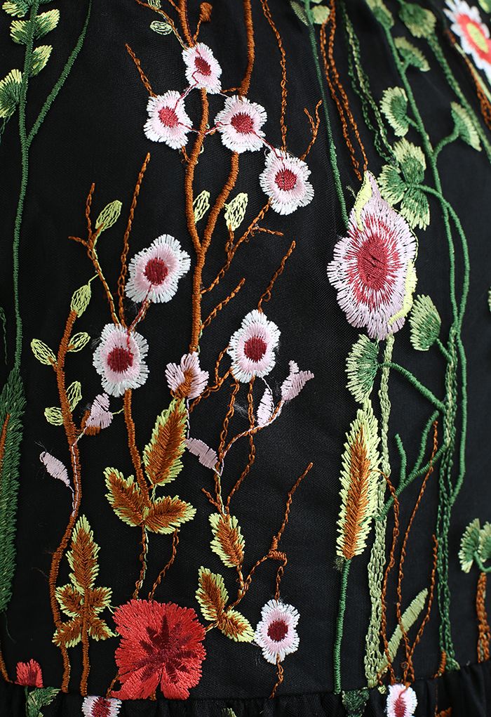 Vestido largo de malla bordada Lost in Flowering Fields en negro