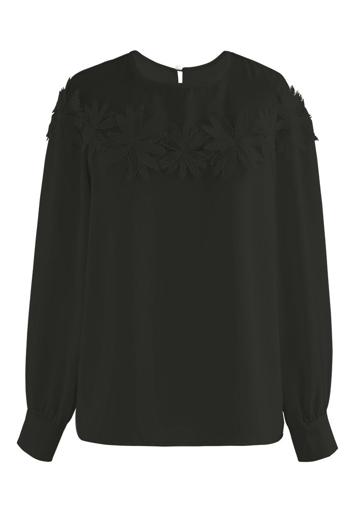 Camisa de satén con empalme de croché floral en negro