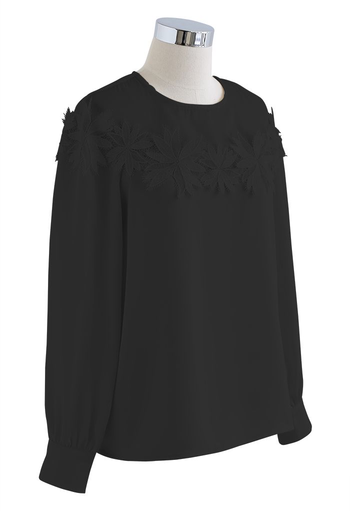 Camisa de satén con empalme de croché floral en negro