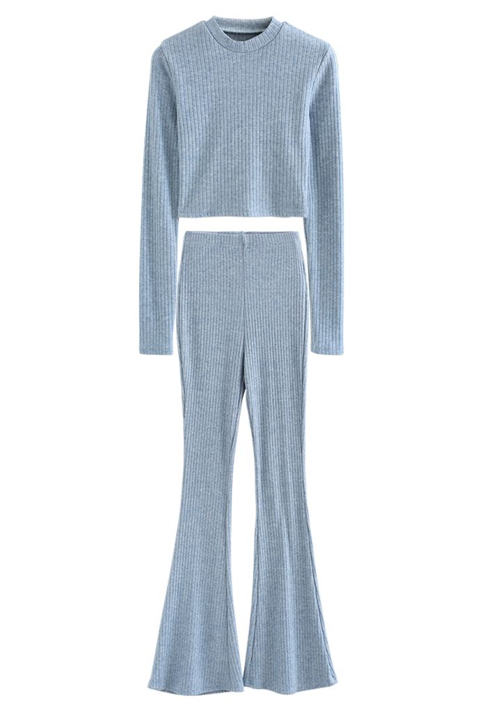 Conjunto de top corto suave y pantalones acampanados de moda en azul