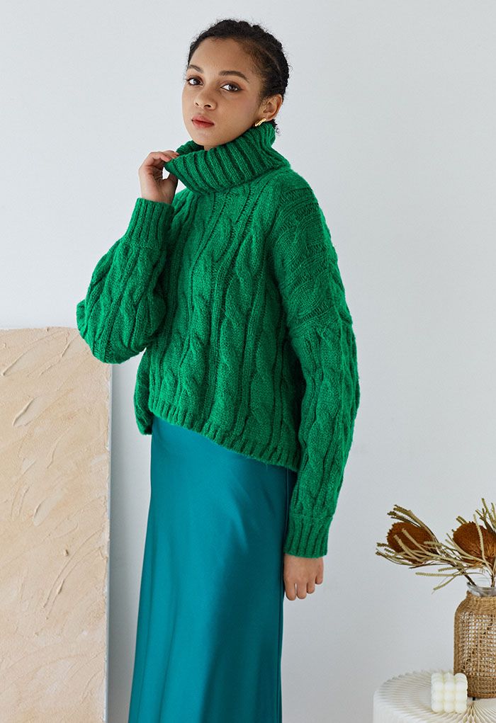Suéter corto de punto trenzado con cuello alto en verde