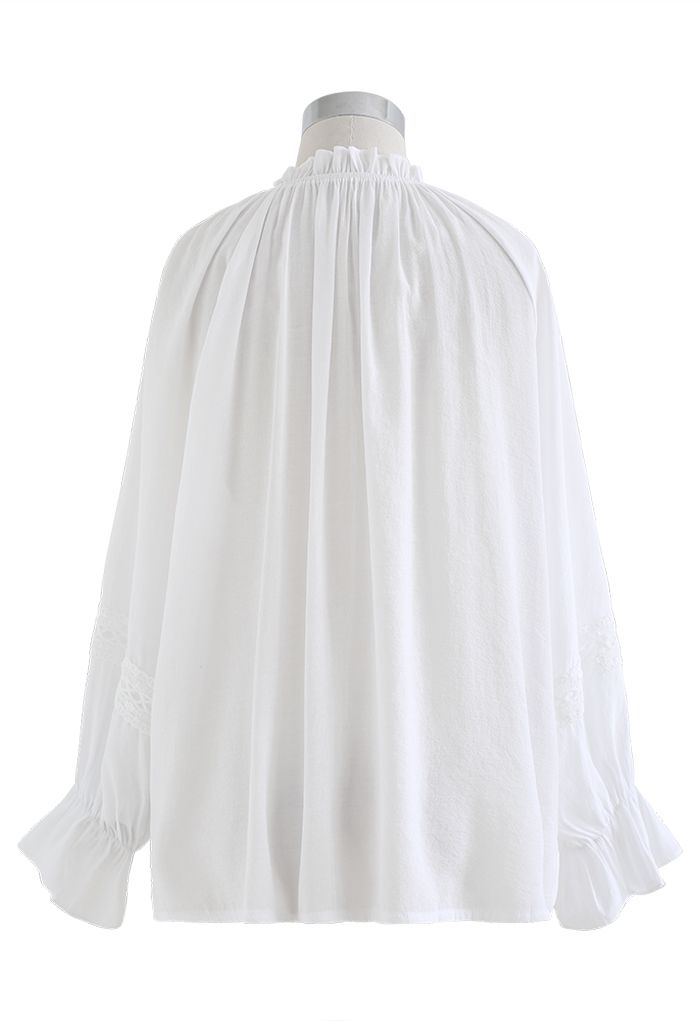 Camisa holgada con mangas abullonadas y ribete de croché en blanco