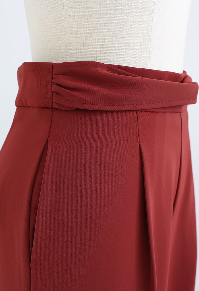 Pantalones cómodos drapeados con cinta entrecruzada en rojo óxido