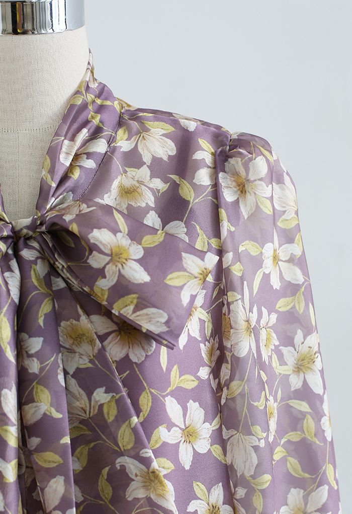 Camisa floral semitransparente con lazo en morado
