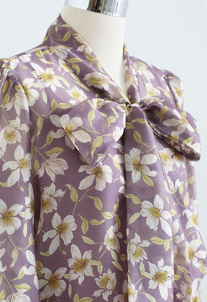 Camisa floral semitransparente con lazo en morado