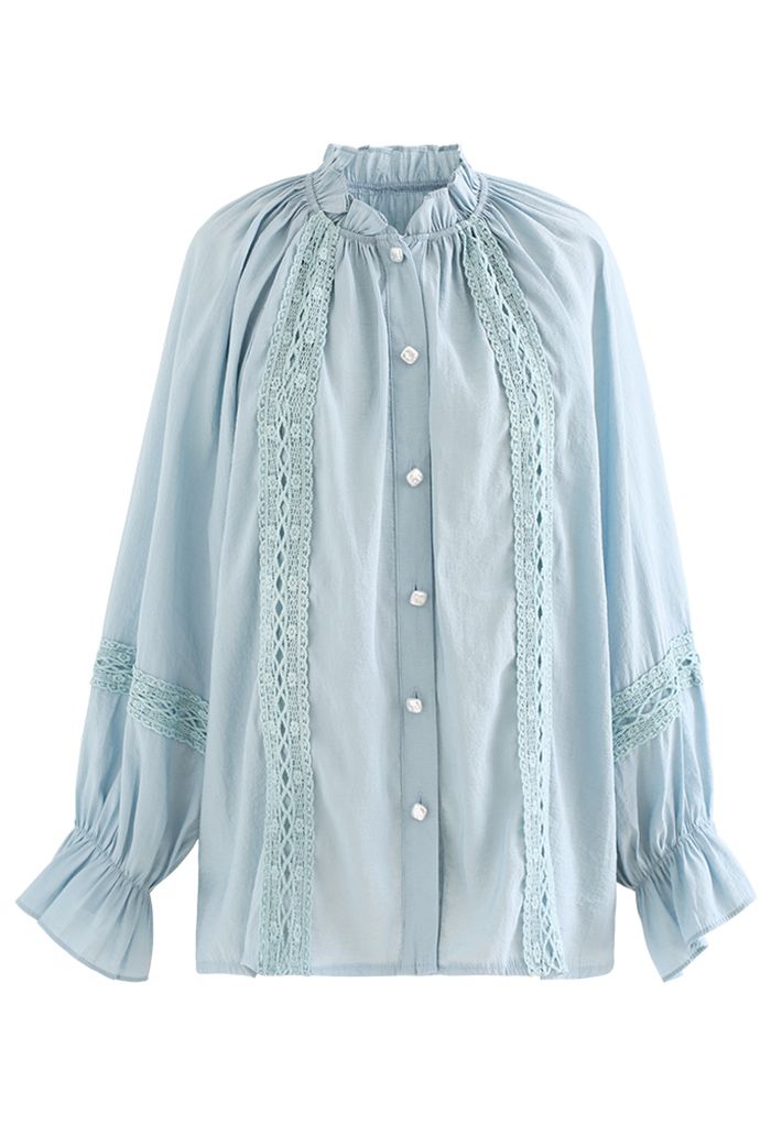 Camisa holgada con mangas abullonadas y ribete de croché en azul