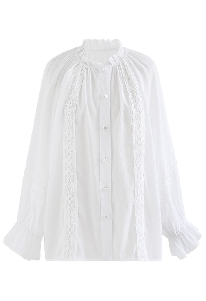 Camisa holgada con mangas abullonadas y ribete de croché en blanco